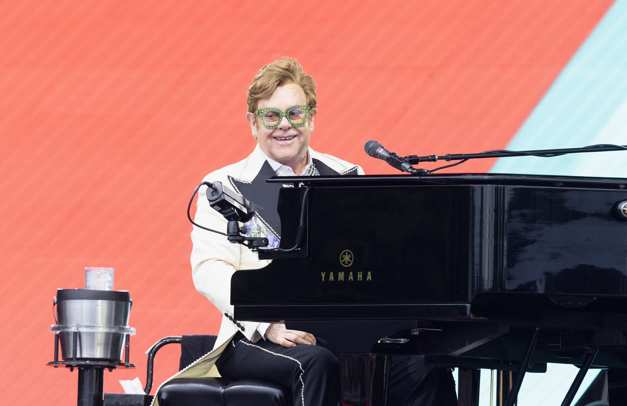 Elton John überrascht mit neuem Song in Cannes