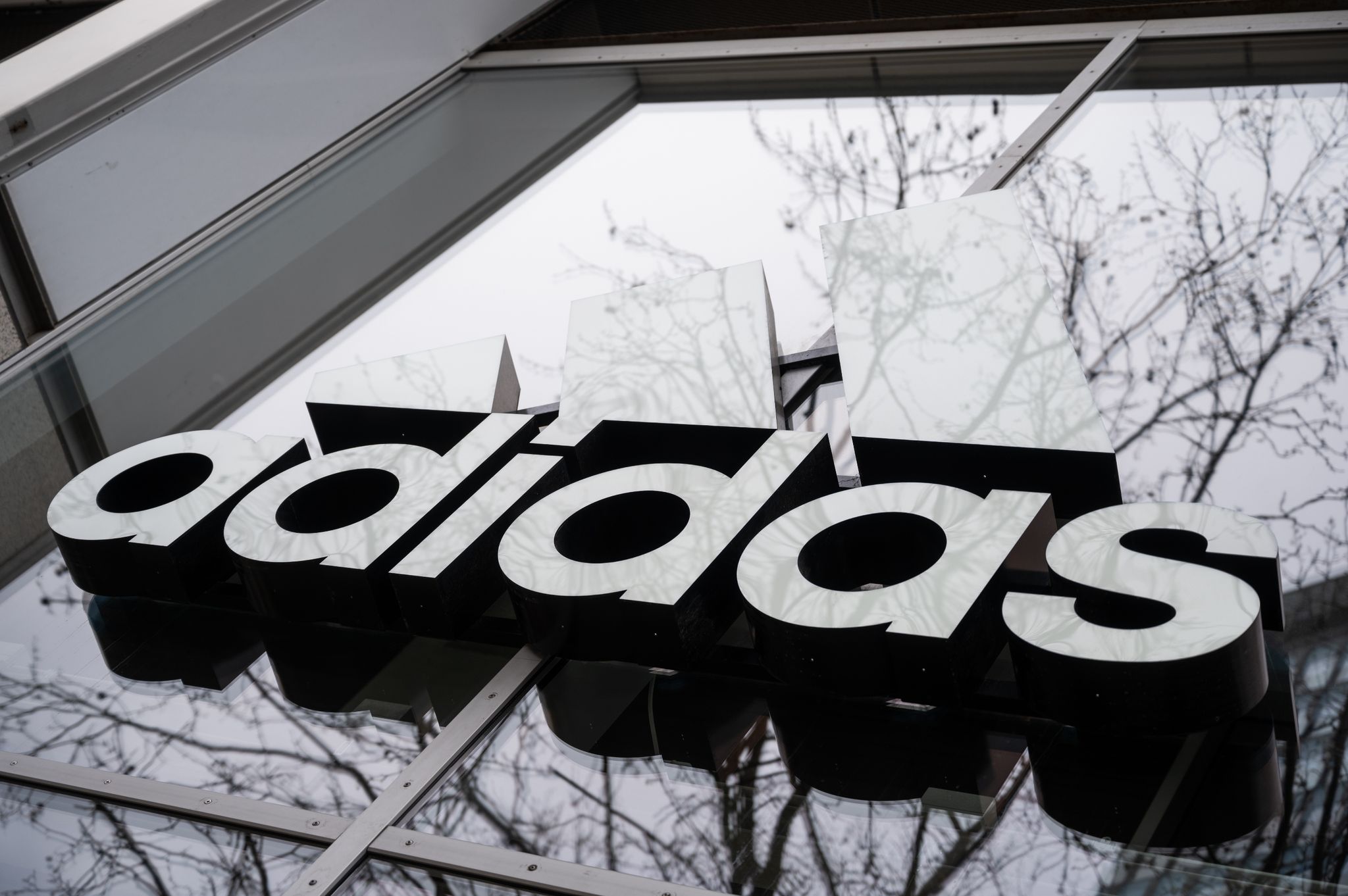 Adidas kappt erneut Prognose: Aktie fällt auf Mehrjahrestief