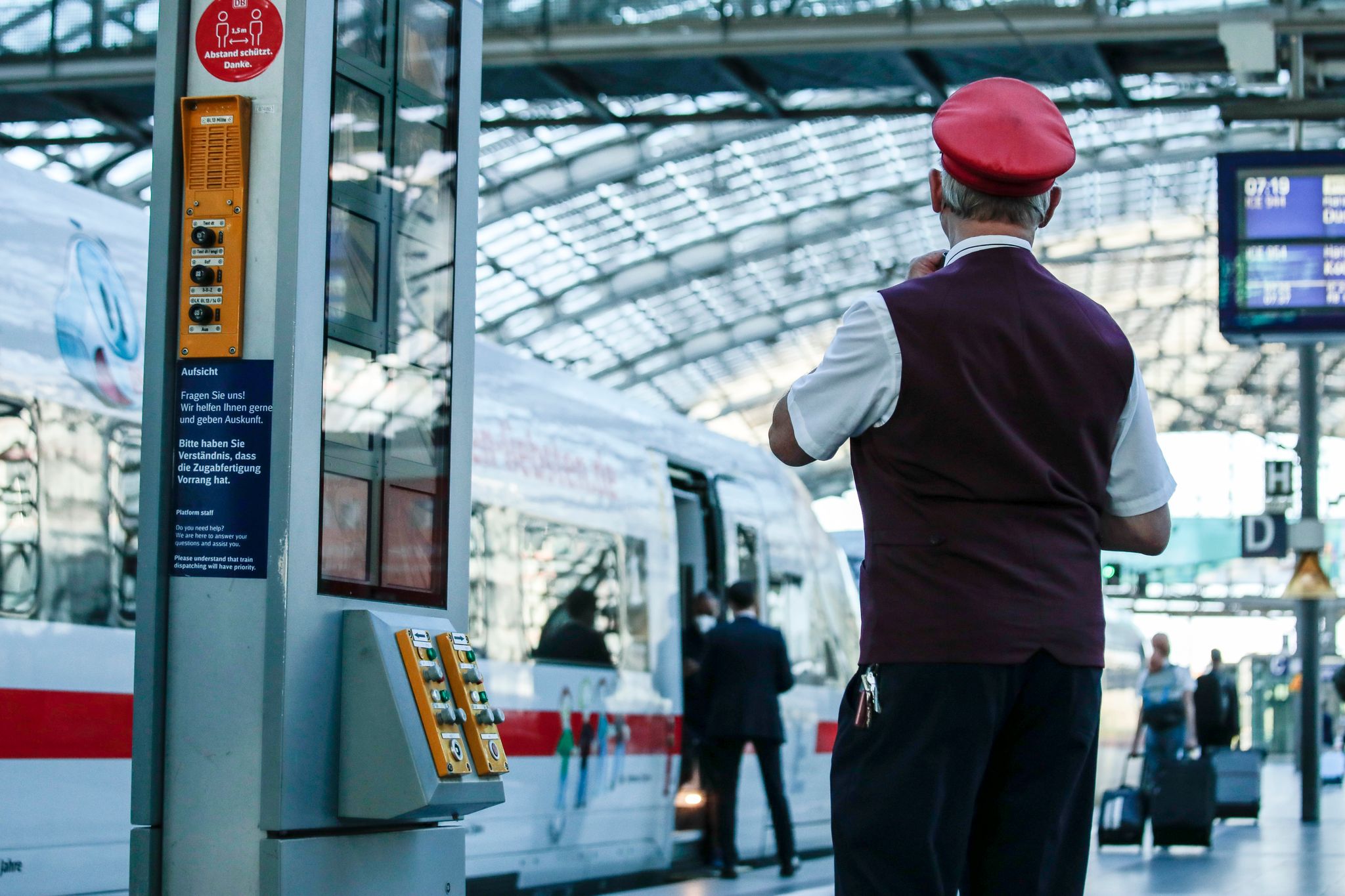 Rock oder Sakko? Bahn stellt Wahl der Uniform frei