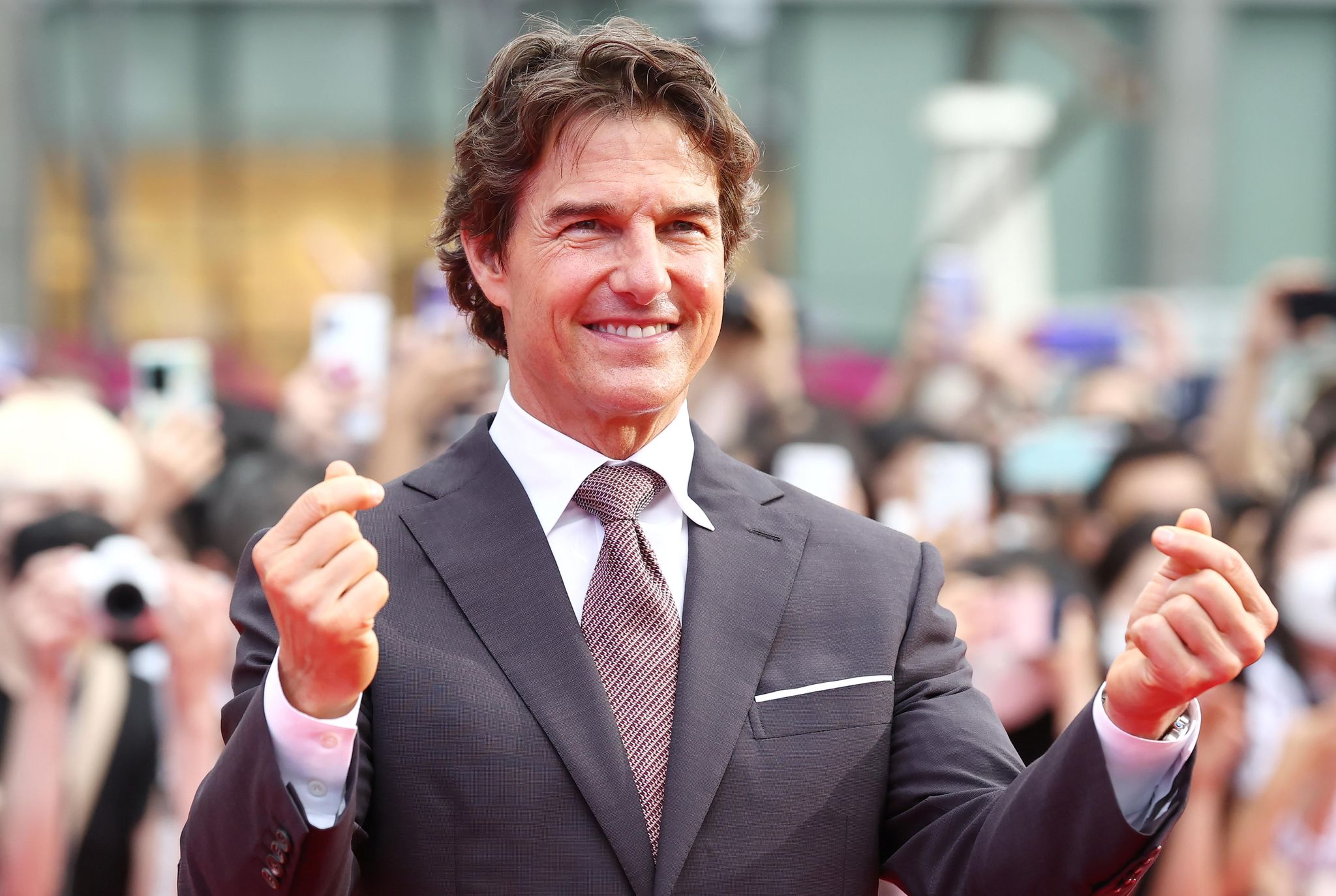 Tom Cruise bedankt sich in luftiger Höhe bei seinen Fans