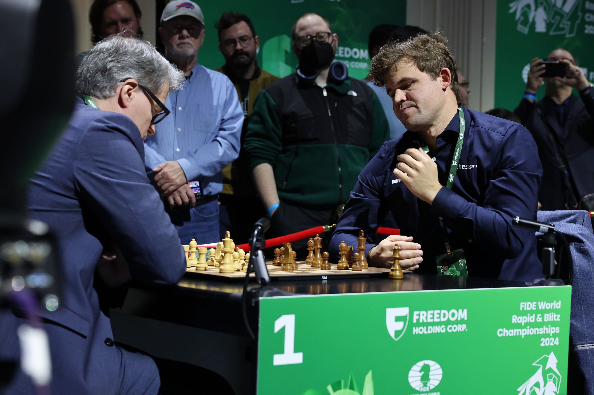 In Jeans: Carlsen trifft bei Blitzschach-WM auf Niemann