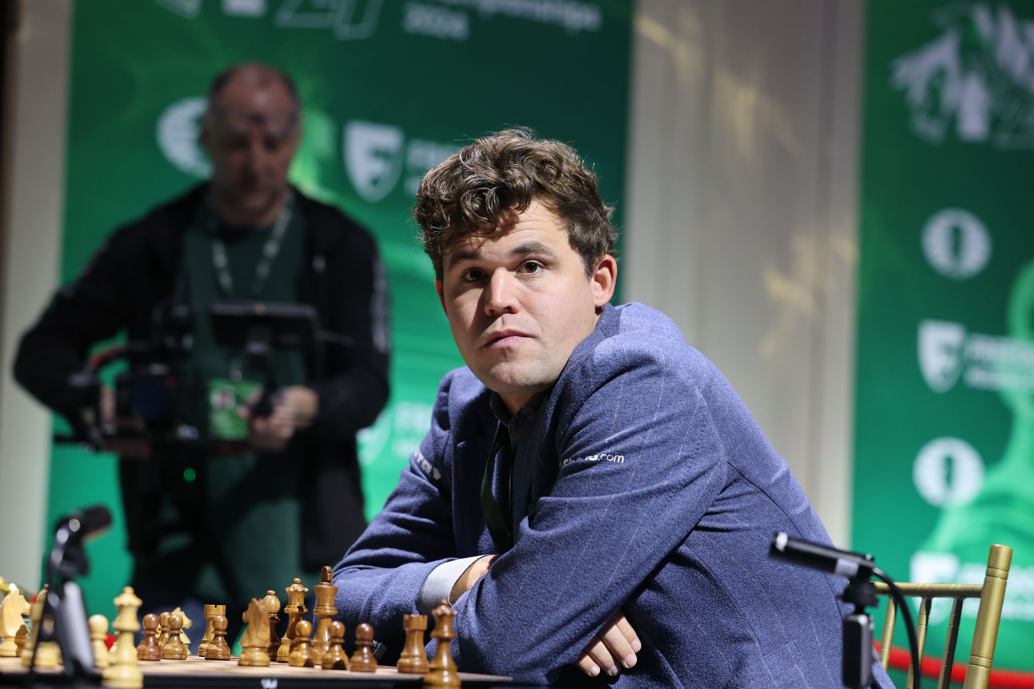 Wegen einer Jeans: WM-Aus für Titelverteidiger Carlsen