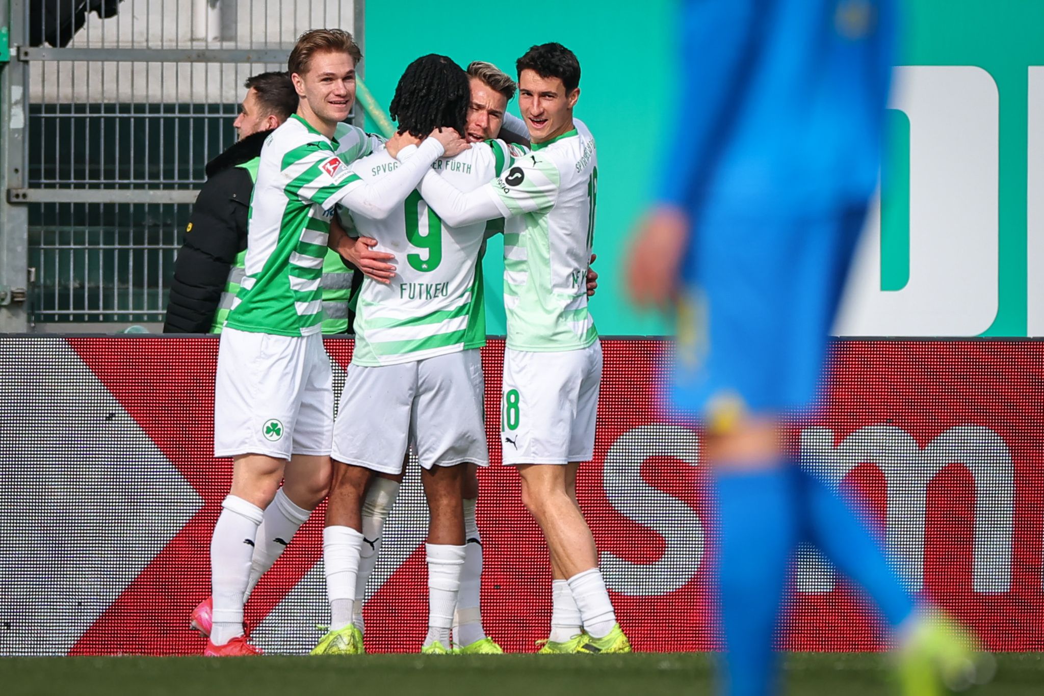 Fürth hält Braunschweig dank 3:0 auf Abstand