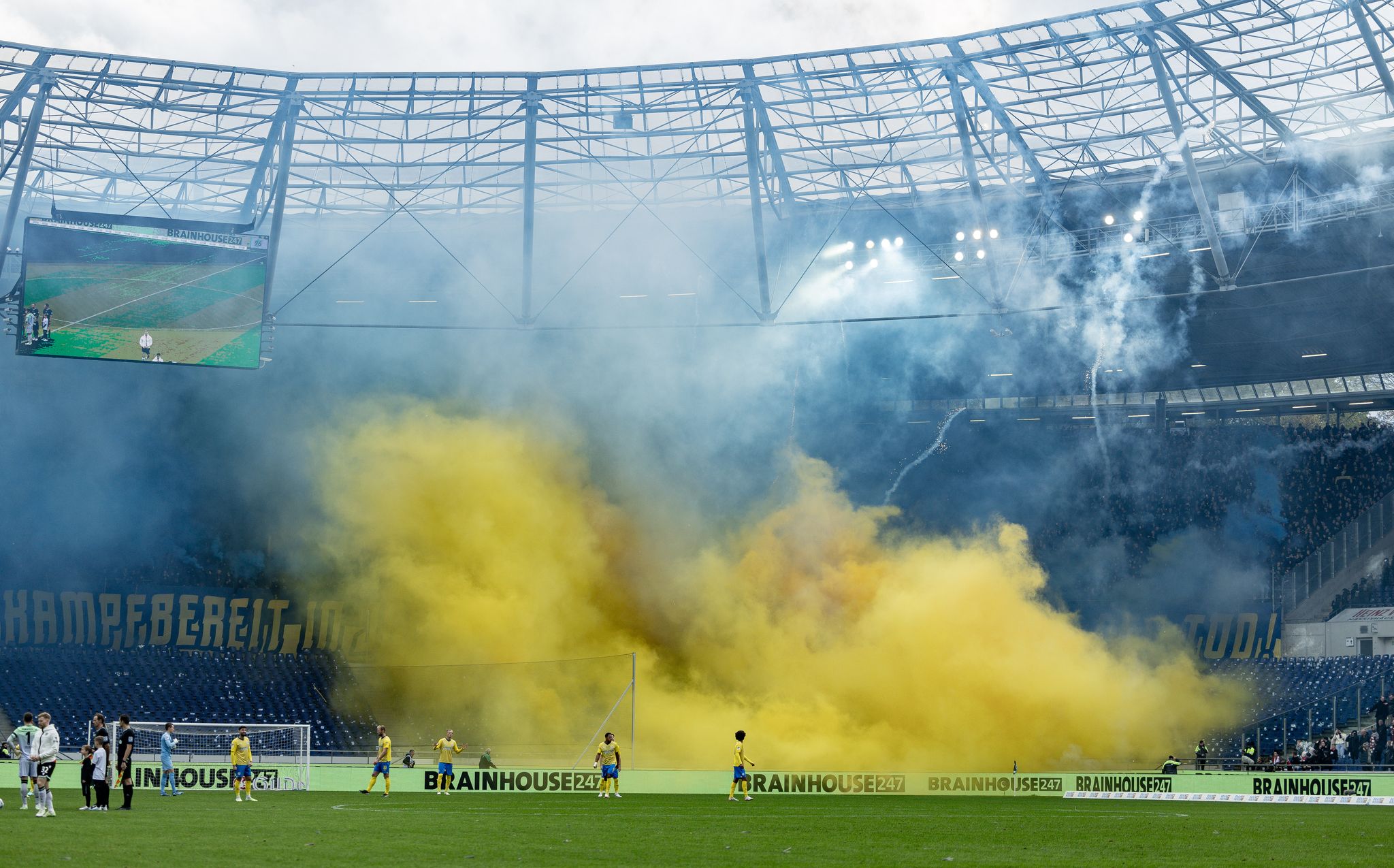 Derby in Hannover: Polizei ordnet Teilausschluss von Fans an