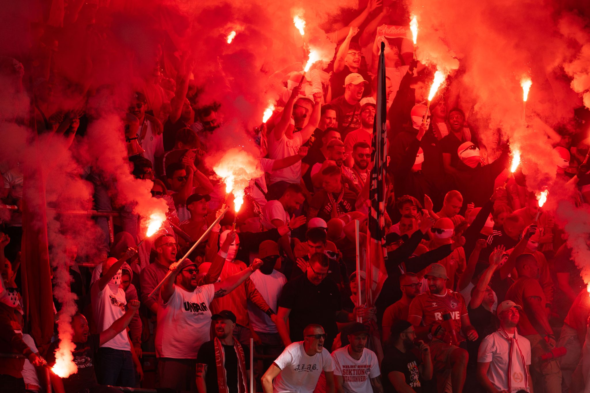 Ausschreitungen von Düsseldorfer Fans bei Anreise nach Köln