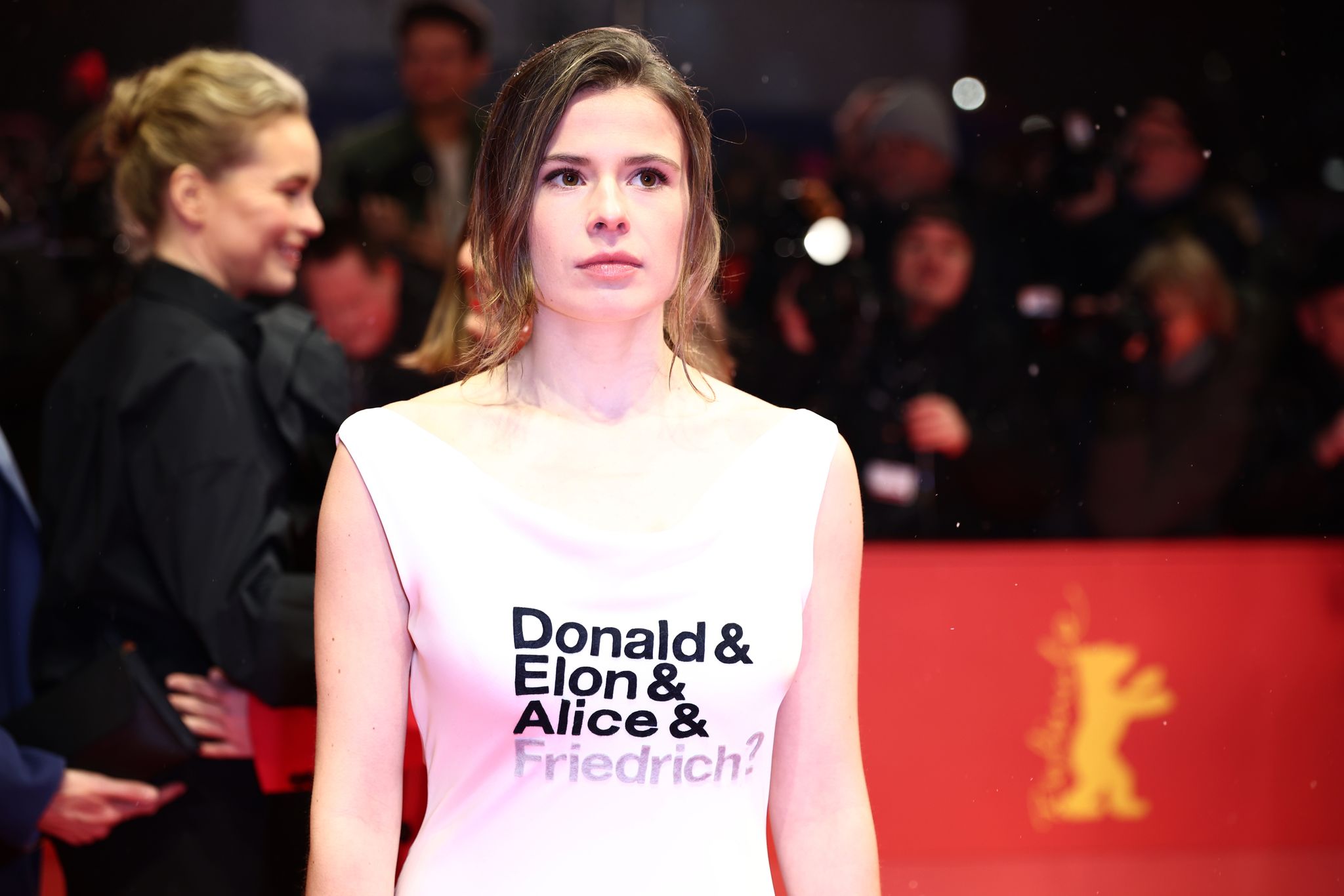 Neubauer trägt provokantes Kleid gegen Merz bei Berlinale