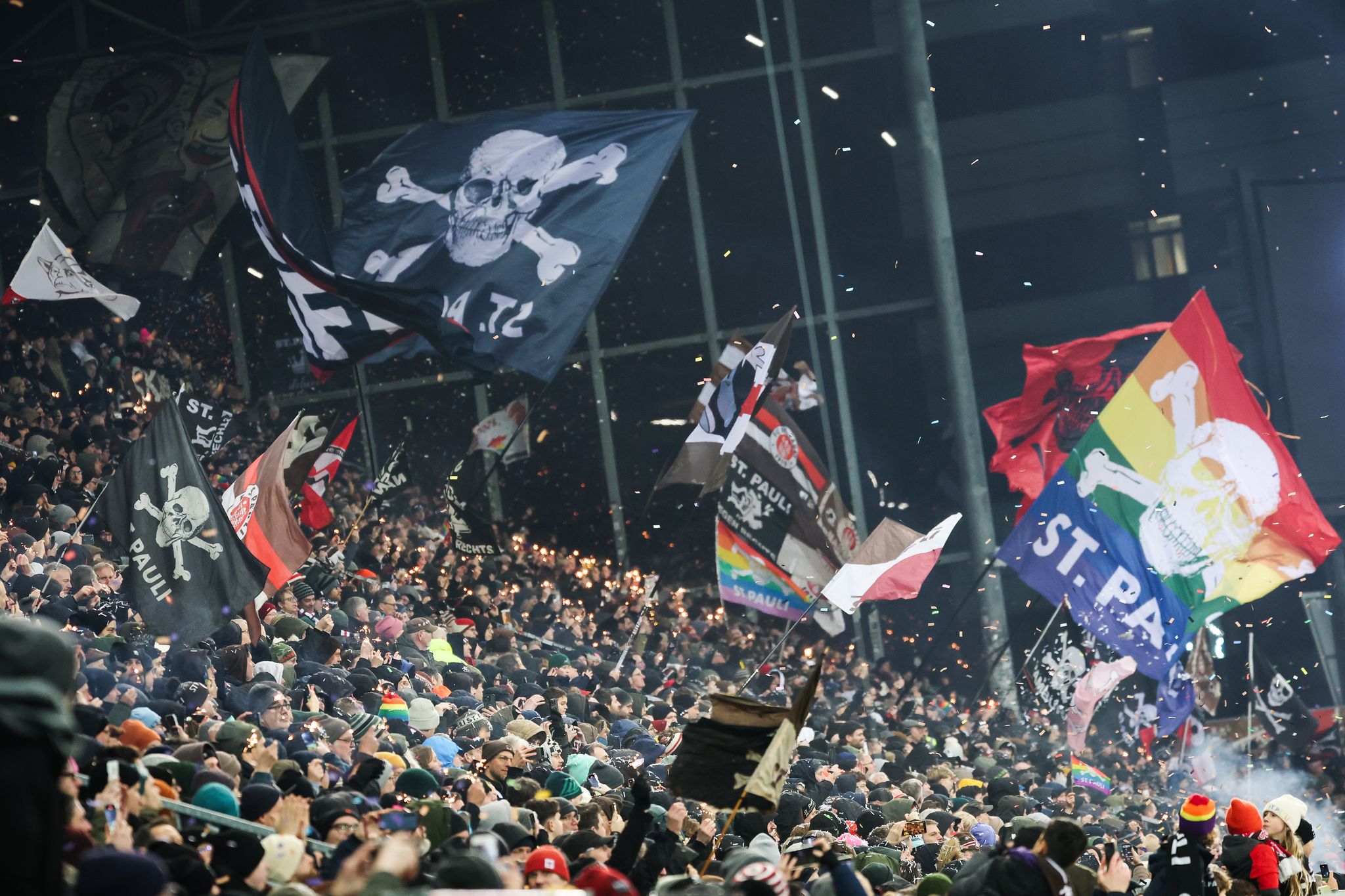 Kontroverse um Stadionhymne: Pfiffe für St. Pauli-Präsident