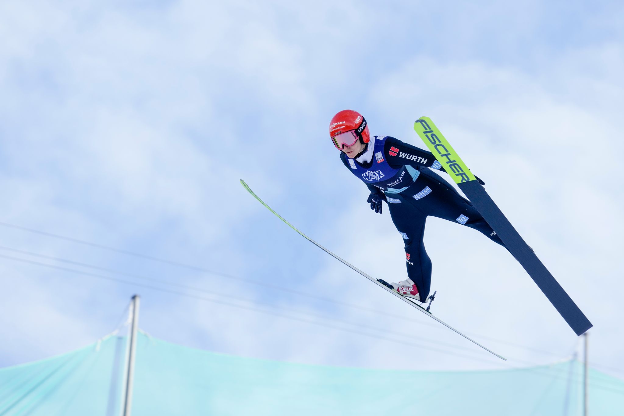 Platz drei beim Skifliegen: Freitag glänzt bei Geduldsprobe