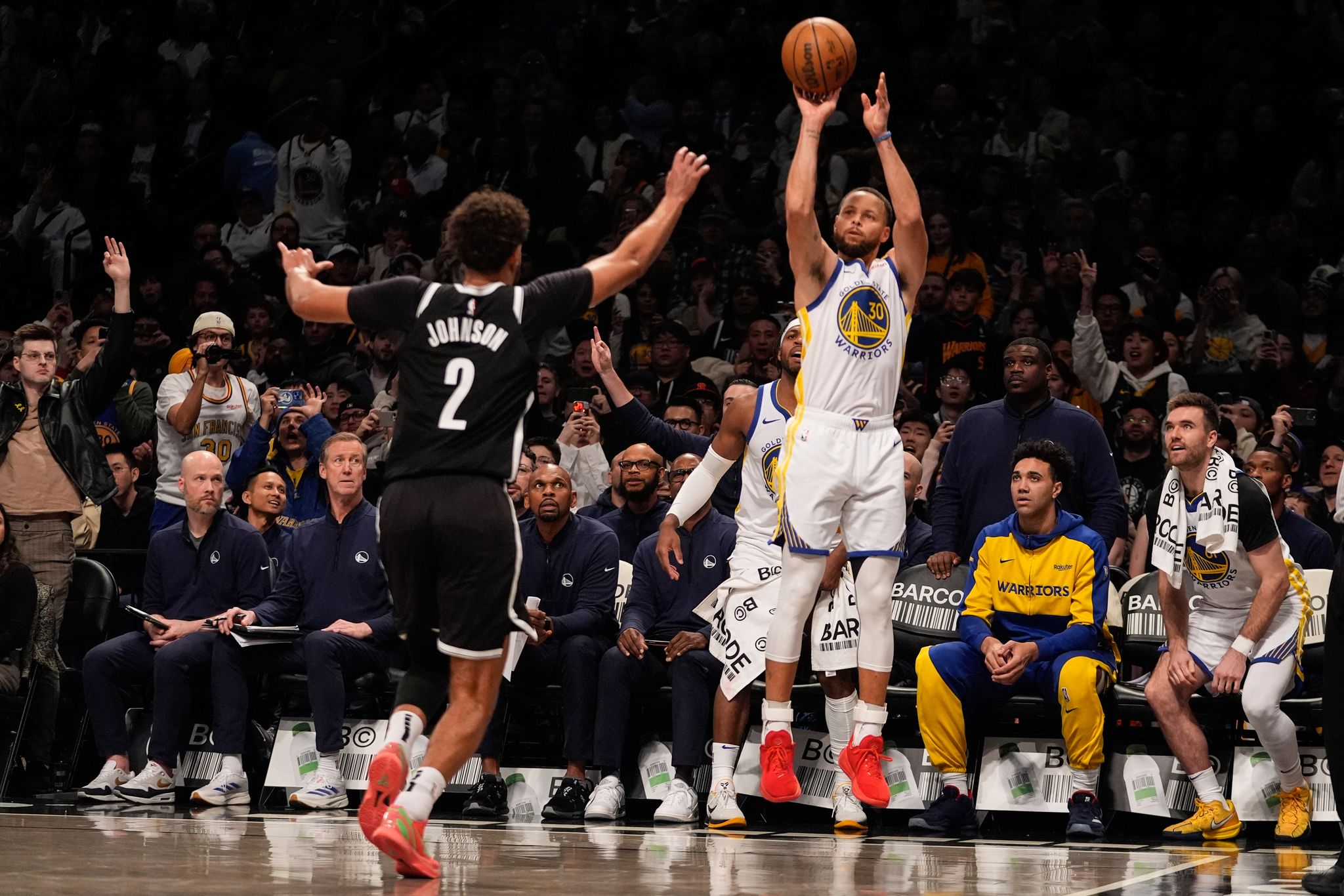 NBA-Star Stephen Curry wirft irren Dreier