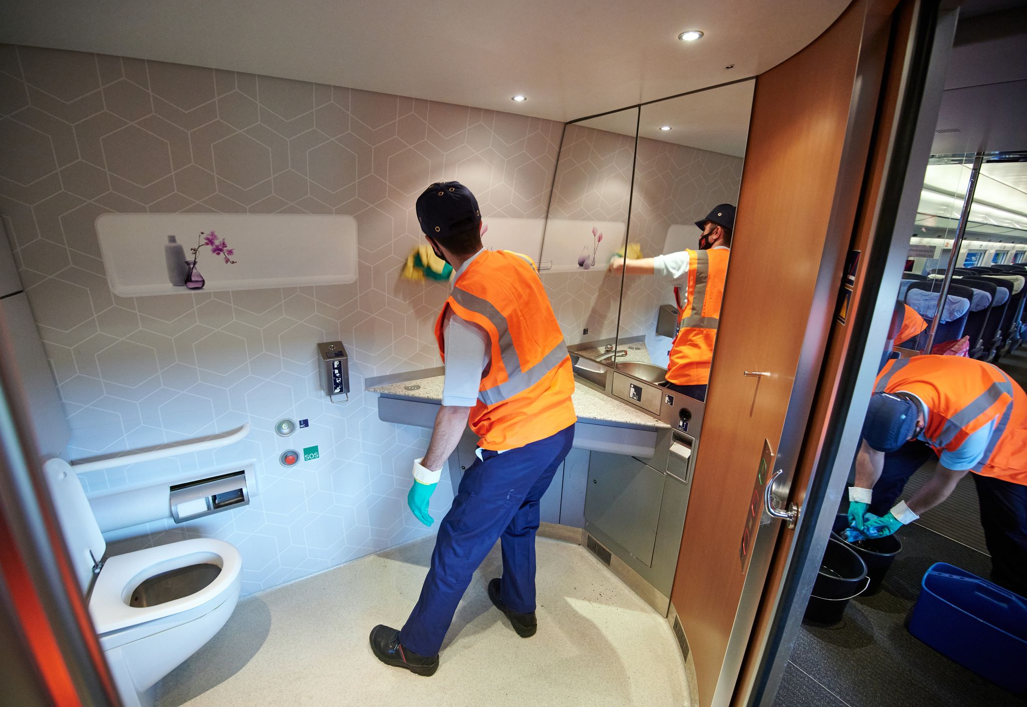 Fahrgäste von dreckigen Zügen und wenigen Toiletten genervt