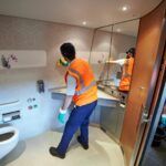 Fahrgäste von dreckigen Zügen und wenigen Toiletten genervt