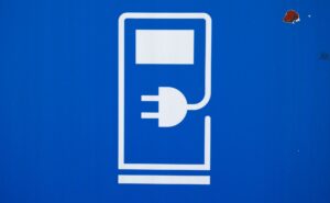 HUK Coburg: Große Mehrheit der Autobesitzer meidet E-Autos