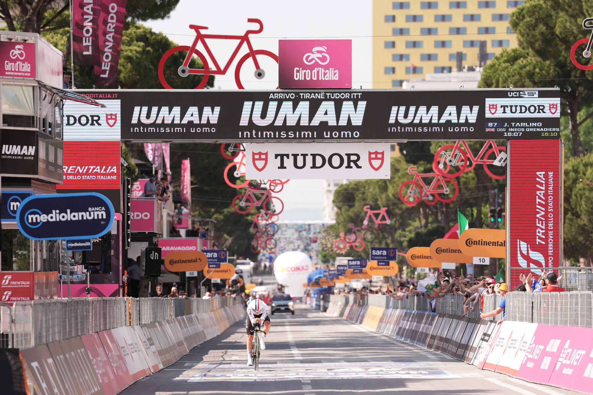Giro: Tarling gewinnt Einzelzeitfahren in Albanien