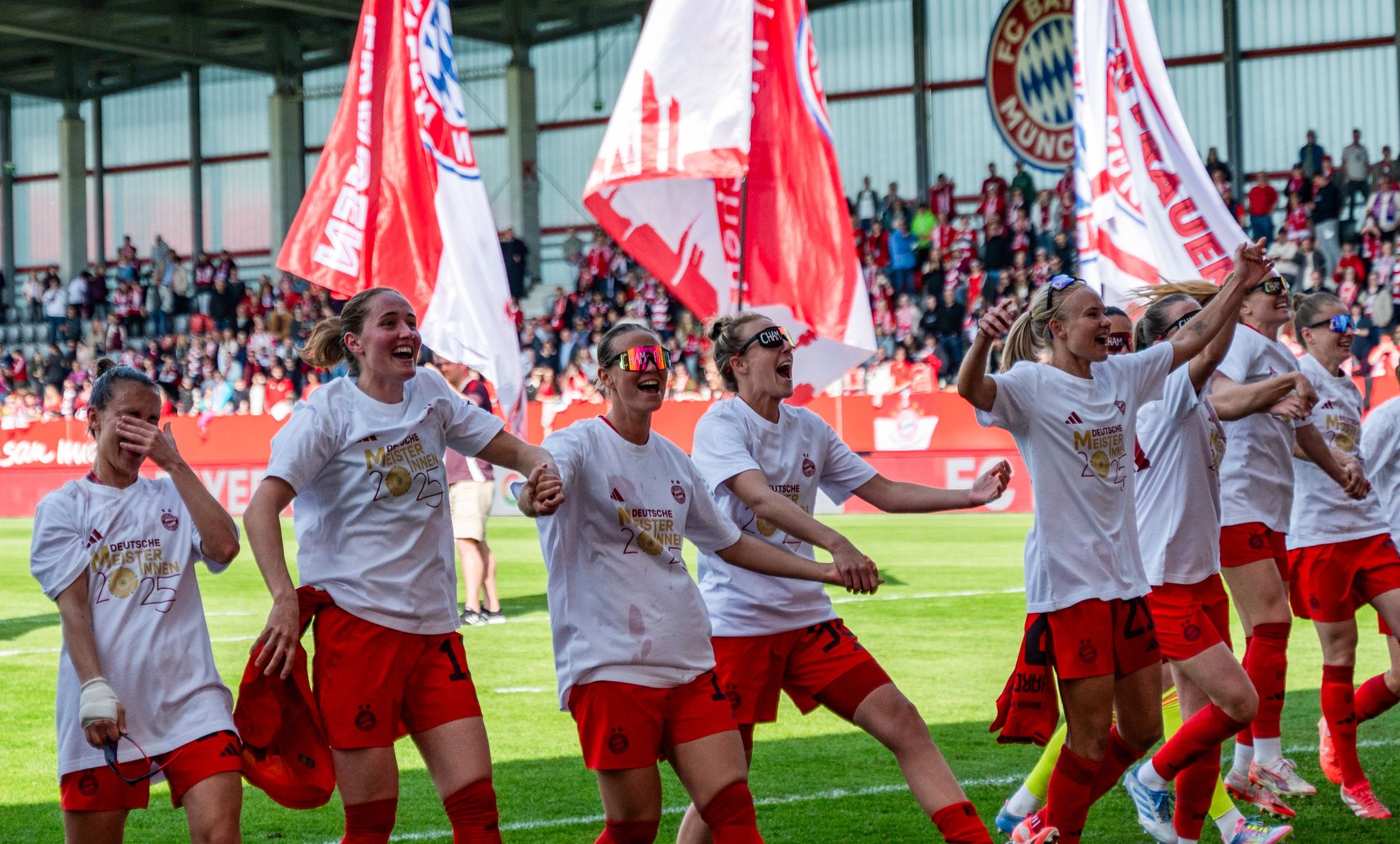 Wück überreicht Meisterschale an Bayern-Fußballerinnen