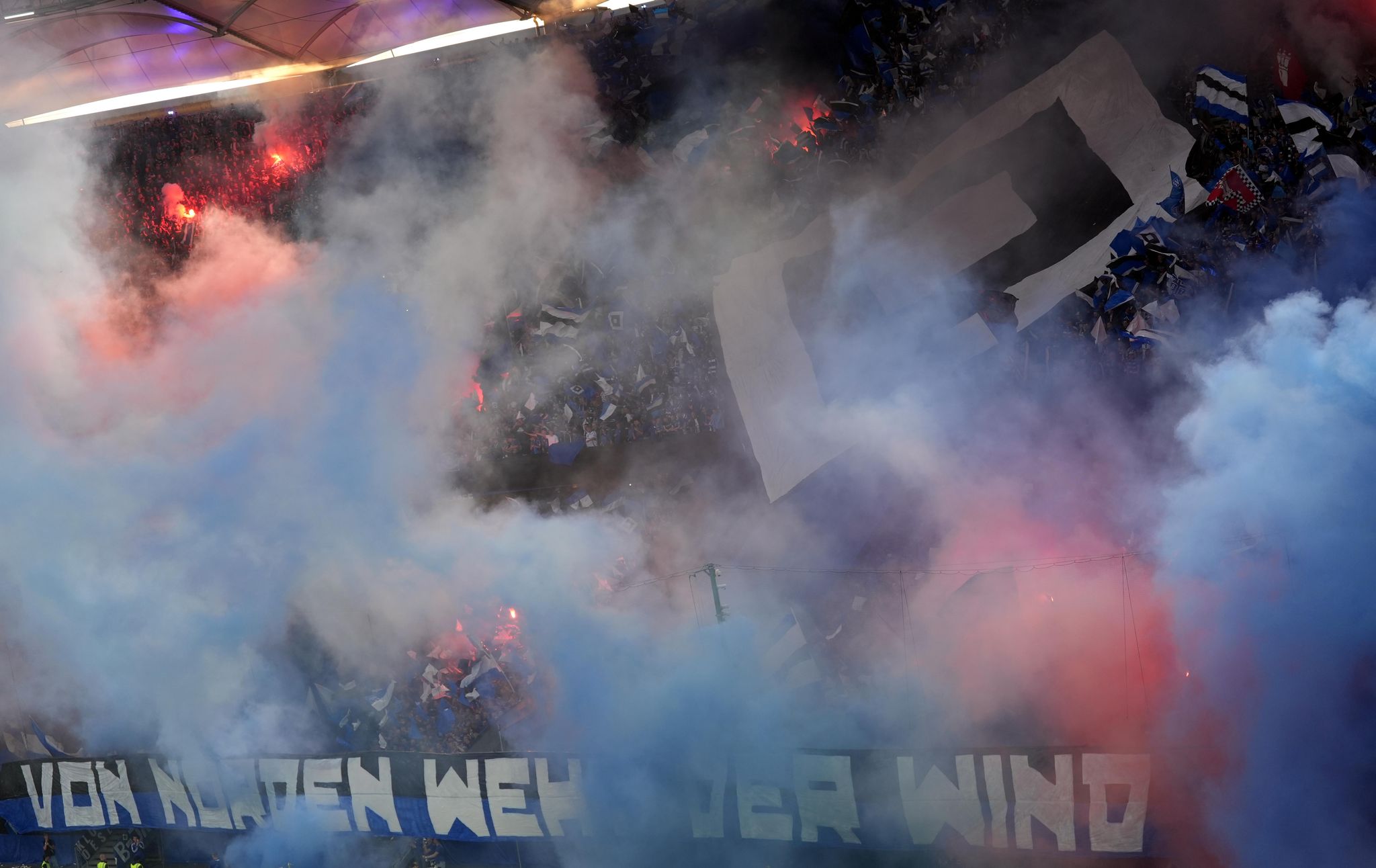 HSV-Fans stürmen Rasen nach perfektem Aufstieg