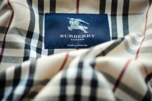 Luxusmarke Burberry könnte 1.700 Stellen streichen