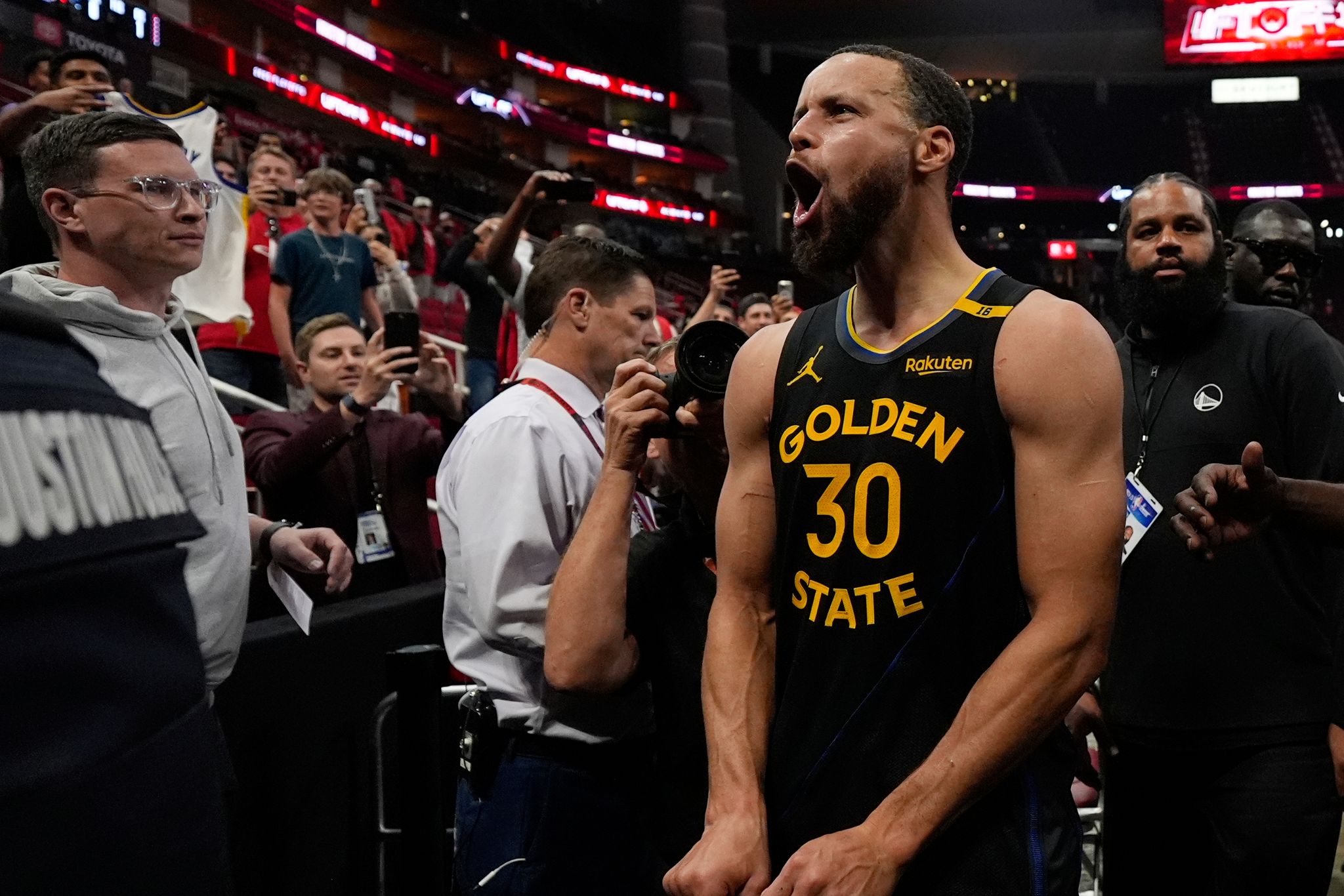 NBA: Curry und Hield führen Golden State ins Viertelfinale
