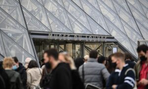 Louvre-Personal am Limit: Touristen vor geschlossenen Türen