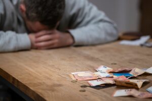 Singles suchen häufiger Hilfe bei Schuldnerberatungen