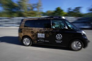 VW zeigt fahrerlosen E-Bulli – Zulassung ab 2027 angestrebt