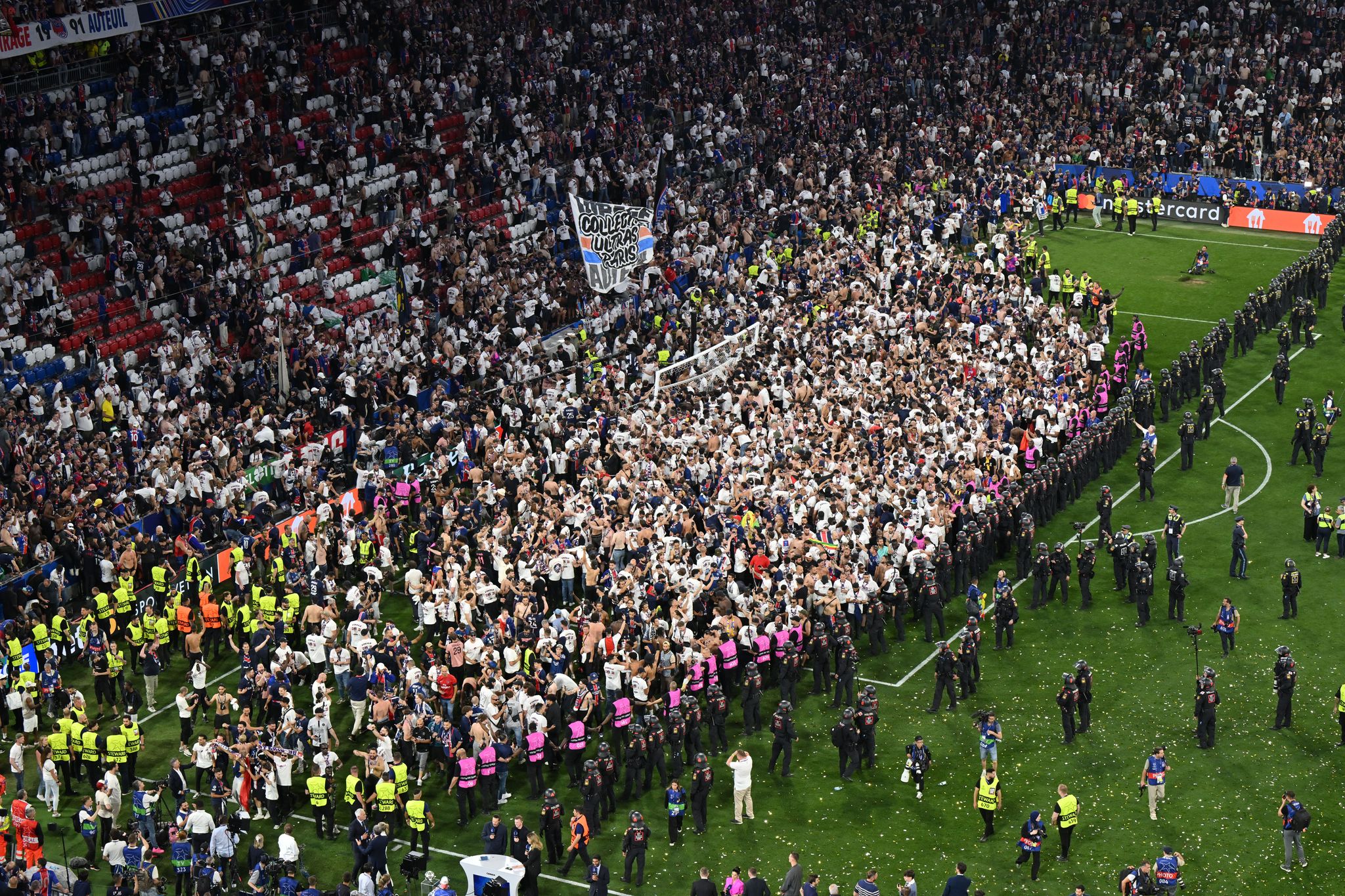 Rasen-Sorgen beim DFB nach Platzsturm der PSG-Fans