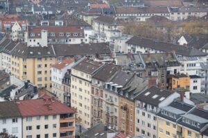 Rund jeder Siebte zahlt mehr als halben Monatslohn für Miete