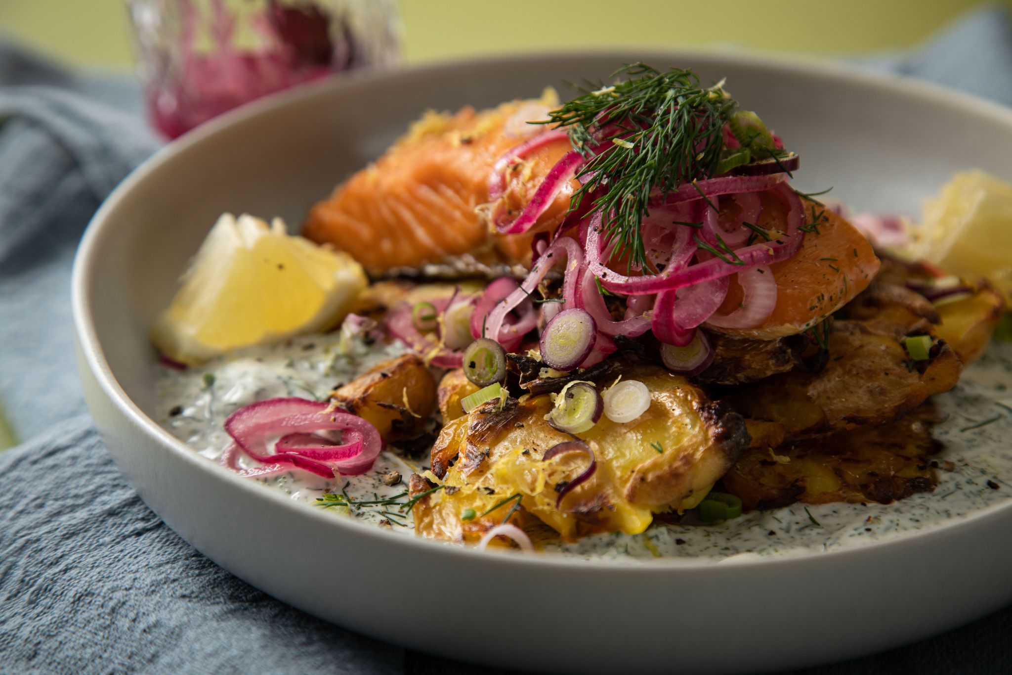 Für Mittsommer: Schweden-Salat mit crispy smashed Potatis
