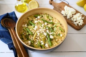 Griechischer Nudelsalat mit Spargel und Feta