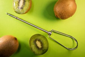 Kiwi einfach schälen und stückeln: So geht’s