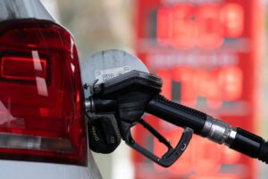 Tanken und Laden auf Reisen: Fünf Tipps zum Geldsparen