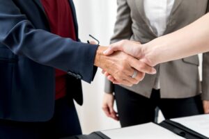 Arbeiten ohne schriftlichen Vertrag – geht das?