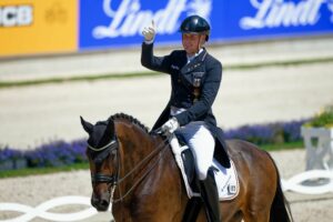 Trotz Ausfall eines Paares gewinnt Dressur-Team bei CHIO