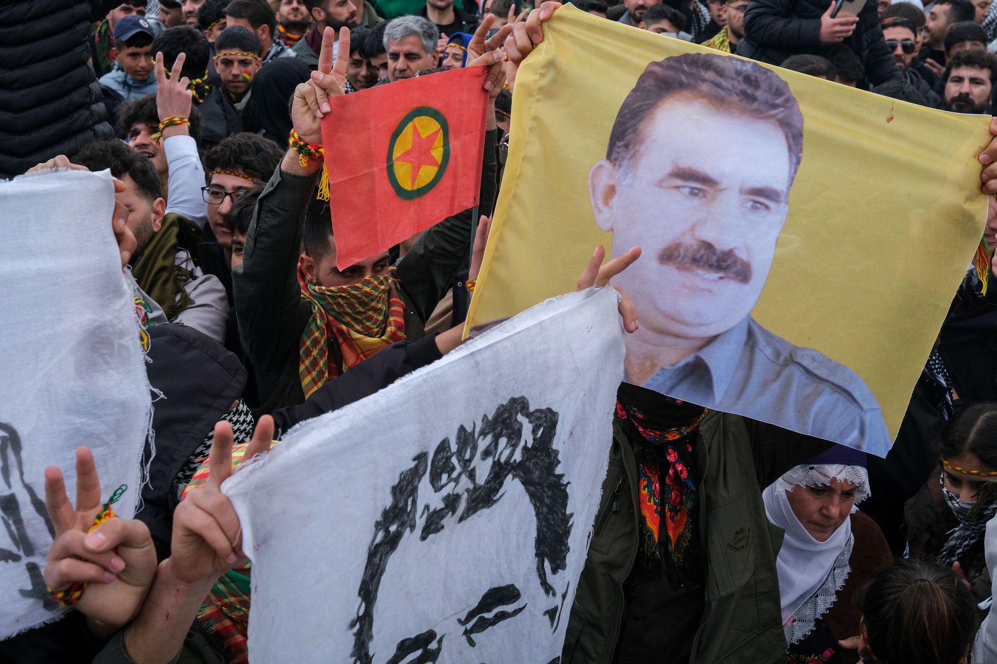 PKK legt erste Waffen nieder – Rückt Frieden näher?