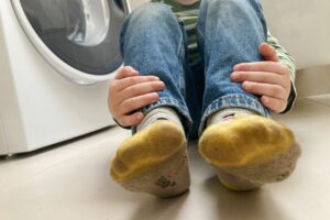 Dreckige Kindersocken: Die Lösung gegen Sand ist Soda