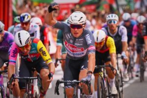 Vuelta: Philipsen gewinnt 8. Etappe im Massensprint