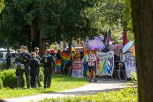 Queere Community beim CSD in Bautzen – Gegenproteste