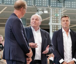Hoeneß rügt Transfer-Wahnsinn mit Schlossallee und Scheich