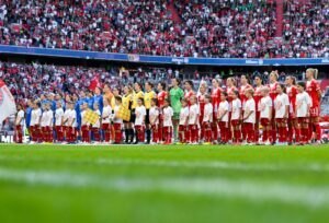 «Neuer Meilenstein»: FC Bayern siegt vor Rekordkulisse