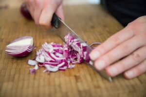 Tränen beim Zwiebelschneiden? Da hilft der Messer-Trick
