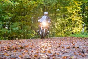 So reagieren Biker richtig auf typische Herbstgefahren