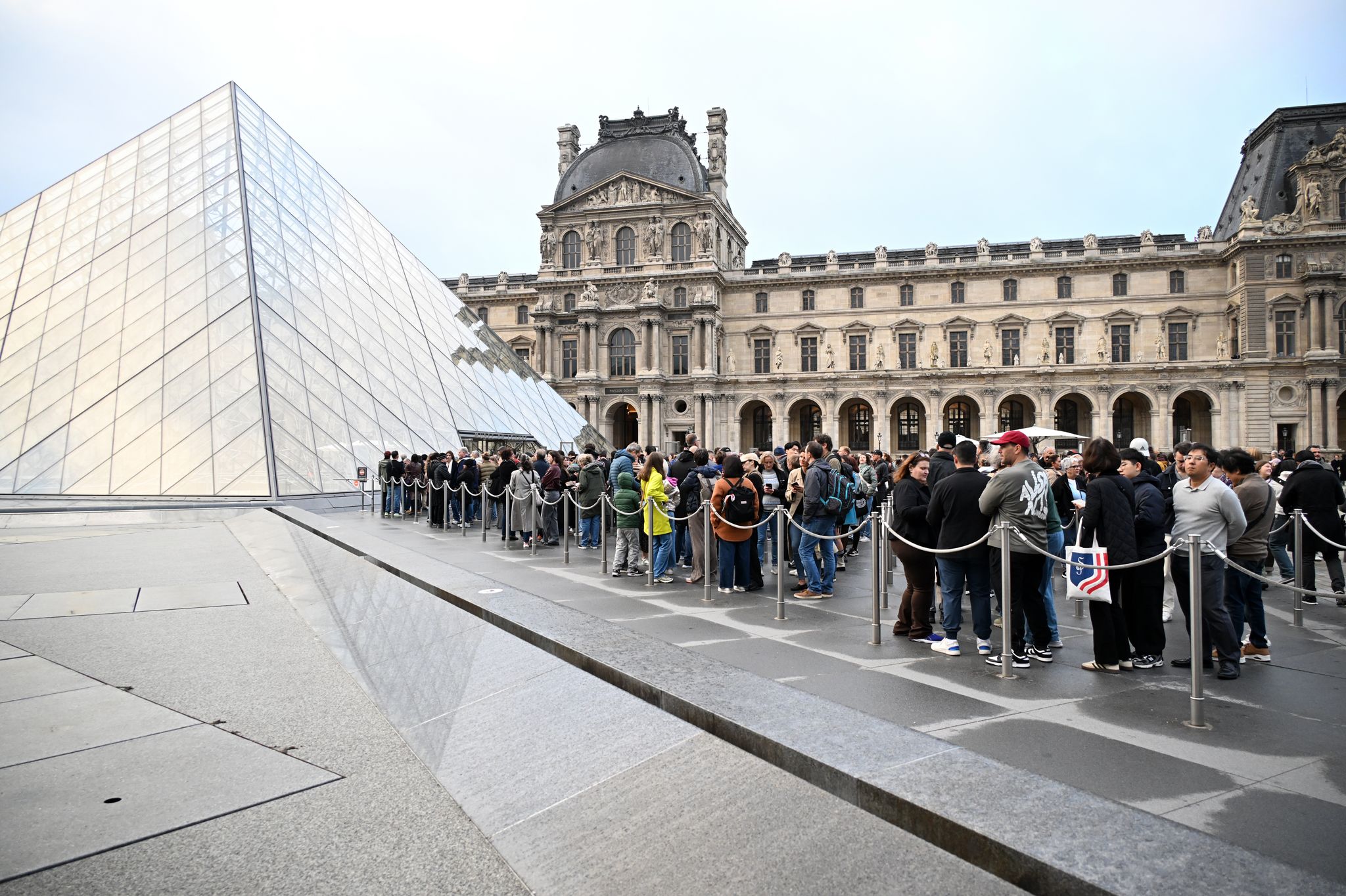 Nach Kunstraub im Louvre: Frankreich prüft Museumsschutz