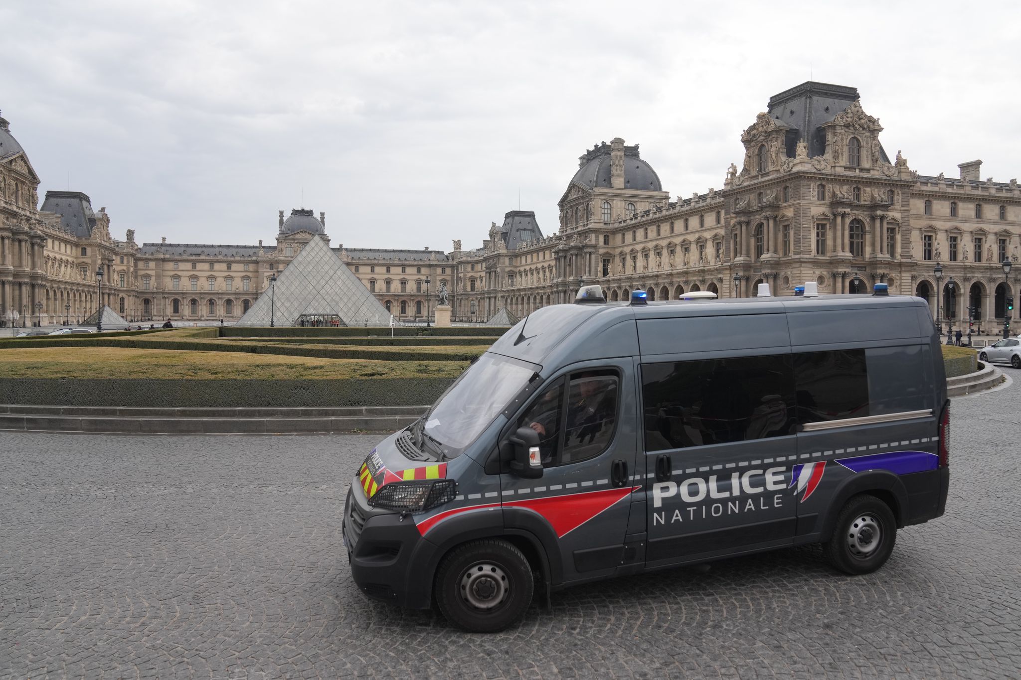 Louvre bleibt nach Einbruch doch für Besucher geschlossen