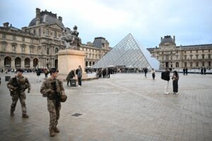 Juwelendiebstahl im Louvre – Ermittler prüfen Alarmanlage