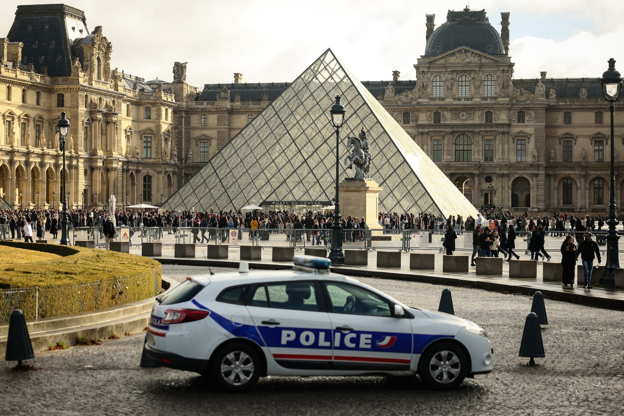 Nach Louvre-Raub: DNA-Spuren führen zu Festnahmen