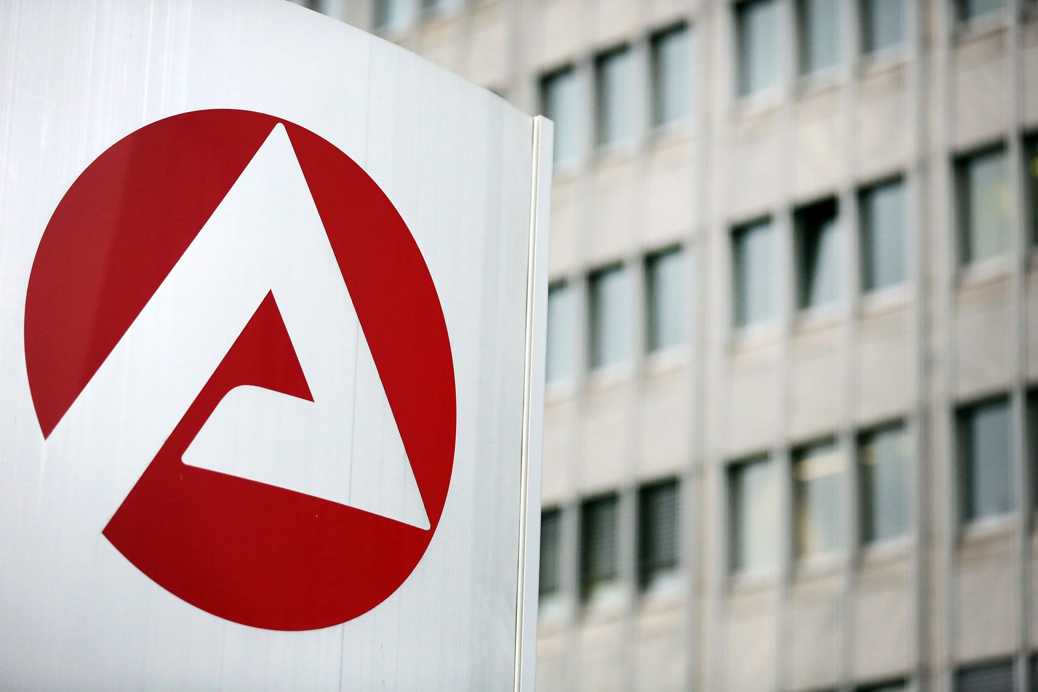 Talsohle mit Klebstoff – Arbeitsmarkt verharrt im Tief