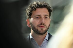 Grünen-Chef Banaszak sieht «Angsträume» – Kritik an Merz