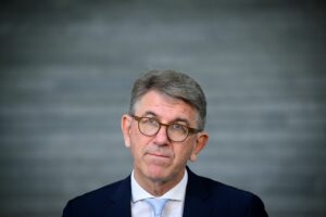 Nur noch Staatsminister – Weimer legt Firmenanteile auf Eis