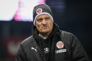Galgenhumor vor Bayern-Spiel: St.-Pauli-Trainer bleibt