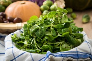 Feldsalat nicht unter fließendem Wasser abspülen