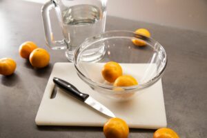 Weiße Haut von Clementinen einfach entfernen